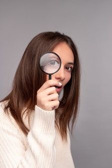 pessoa com miopia usando aplicativo de lupa no celular