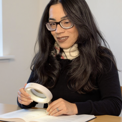 freepik__mila-adult-woman-with-low-vision-using-an-optical-__35337