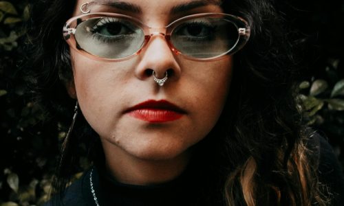 Autoestima Visual: como amar seus óculos (mesmo com lentes grossas!)